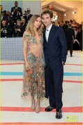 robert-pattinson-suki-waterhouse-met-gala-2023-07.jpg