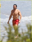 orlando-bloom-shows-off-fit-physique-at-the-beach-22.jpg
