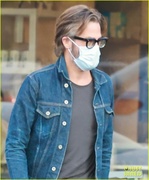 chris-pine-stays-safe-while-out-picking-up-his-coffee-04.jpg