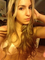 Amateur Hottie takes Selfpics