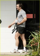orlando-bloom-grabs-groceries-gym-04.jpg