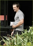 orlando-bloom-grabs-groceries-gym-05.jpg