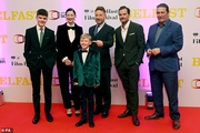 50074783-10166961-Fun_Jamie_and_Caitriona_also_joined_forces_with_their_on_screen_-a-6_1636059772566.jpg