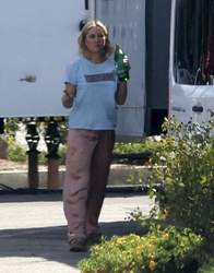 ( Blurry) Kate Hudson - On the set of Mindy Kaling's Untitled Basketball Project in Los Angeles 04/03/2024