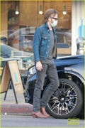 chris-pine-stays-safe-while-out-picking-up-his-coffee-03.jpg