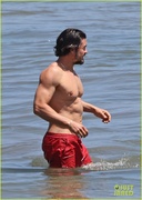 orlando-bloom-shows-off-fit-physique-at-the-beach-36.jpg