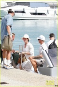 katy-perry-orlando-bloom-boat-ride-friends-in-south-of-france-60.jpg