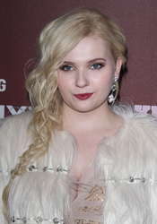 Abigail Breslin - Page 2 MELZUO7_t