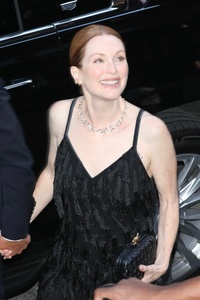 Julianne Moore - Page 2 MEVWHIL_t