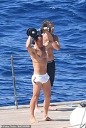 61616003-11135095-Muscular_frame_Orlando_later_showed_off_his_ripped_physique_as_h-a-39_1661186864636.jpg