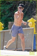 chris-pine-shirtless-run-01.jpg