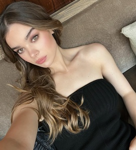 INSTA Hailee Steinfeld selfie in a black top 6 9 23 Phun