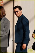 orlando-bloom-jkl-arrival-carnival-row-ending-23.jpg