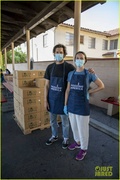 leighton-meester-adam-brody-feeding-america-volunteer-05.jpg
