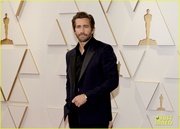 jake-gyllenhaal-supports-maggie-gyllenhaal-at-oscars-13.jpg