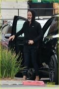 chris-pine-sports-all-black-outfit-for-afternoon-meeting-03.jpg