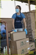 leighton-meester-adam-brody-feeding-america-volunteer-04.jpg
