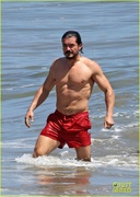 orlando-bloom-shows-off-fit-physique-at-the-beach-29.jpg