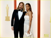 zoe-saldana-sigourney-weaver-oscars-05.jpg