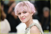 marion-cotillard-pink-hair-met-gala-03.jpg