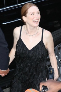 Julianne Moore - Page 2 MEVWHIM_t