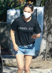 Natalie Portman - Outside a friend's house in Los Angeles 09/19/2021