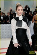 emily-blunt-sienna-miller-met-gala-together-pics-15.jpg