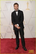 jamie-dornan-andrew-garfield-oscars-red-carpet-moment-05.jpg