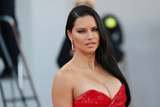 Adriana+Lima+Madres+Paralelas+Red+Carpet+Opening+RmC0b7Kb1jyx.jpg