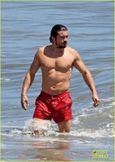 orlando-bloom-shows-off-fit-physique-at-the-beach-27.jpg