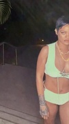 Rihanna    - Page 11 ME241G1_t