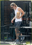chris-pine-spotted-in-tank-top-and-shorts-24.jpg