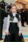 emily-blunt-sienna-miller-met-gala-together-pics-17.jpg