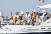 49770709-10142677-Stylish_A_shirtless_Bloom_44_flexed_his_finest_vacation_style_as-a-124_1635465035283.jpg