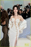 anne-hathaway-valentino-look-met-gala-20.jpg