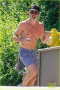 chris-pine-shirtless-run-08.jpg