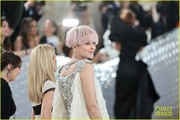 marion-cotillard-pink-hair-met-gala-07.jpg