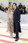 robert-pattinson-suki-waterhouse-met-gala-2023-09.jpg