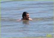 orlando-bloom-shows-off-fit-physique-at-the-beach-33.jpg