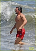 orlando-bloom-shows-off-fit-physique-at-the-beach-28.jpg
