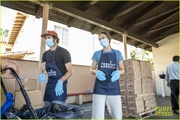 leighton-meester-adam-brody-feeding-america-volunteer-07.jpg