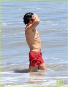 orlando-bloom-shows-off-fit-physique-at-the-beach-08.jpg