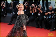 florence-pugh-dwd-premiere-venice-red-carpet-pics-16.jpg