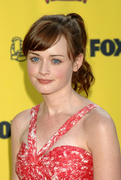 Alexis Bledel MEUB3NQ_t