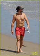 orlando-bloom-shows-off-fit-physique-at-the-beach-42.jpg