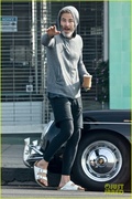 chris-pine-scruffy-picking-up-coffee-07.jpg