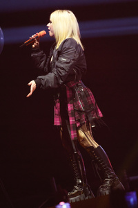 Avril Lavigne - Page 9 MEKF84H_t