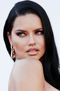 Adriana+Lima+Madres+Paralelas+Red+Carpet+Opening+CKyfvcf1NuFx.jpg