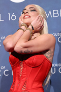 Lady+Gaga+House+Gucci+Italian+Premiere+Photocall+a2_vH6f1S0zx.jpg