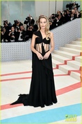 margot-robbie-clear-pvc-corset-dress-met-gala-09.jpg